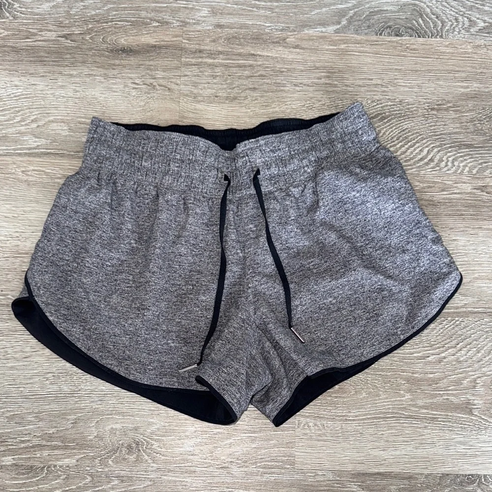 Lululemon Choose A Side Reversible Mid Rise Shorts Size 6